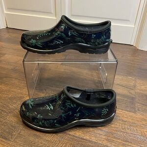 Duluth Trading Co Women’s Garden Clogs Size 9 Blue/Black/Green Floral Pattern
